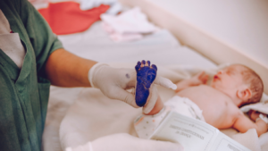 Visite de la sage femme à domicile après un accouchement à domicile