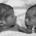 accouchement à domicile jumeaux